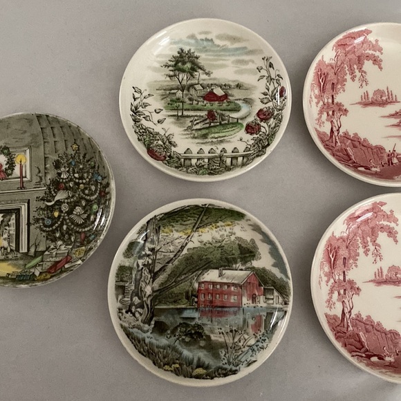 5 Johnson bros hand painted saucers. 4.25 inches in diameter. - Picture 3 of 9